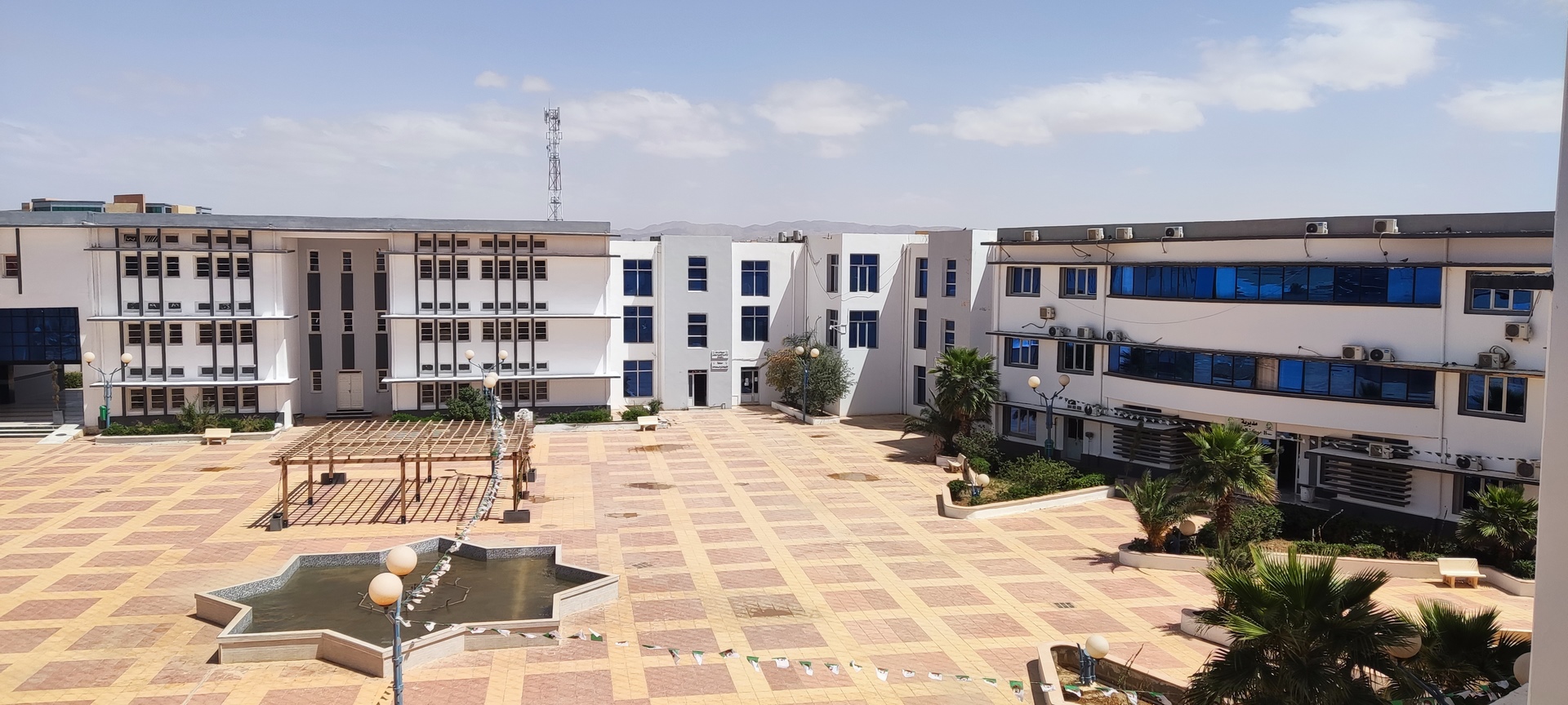 الساحة المركزية للمركز الجامعي